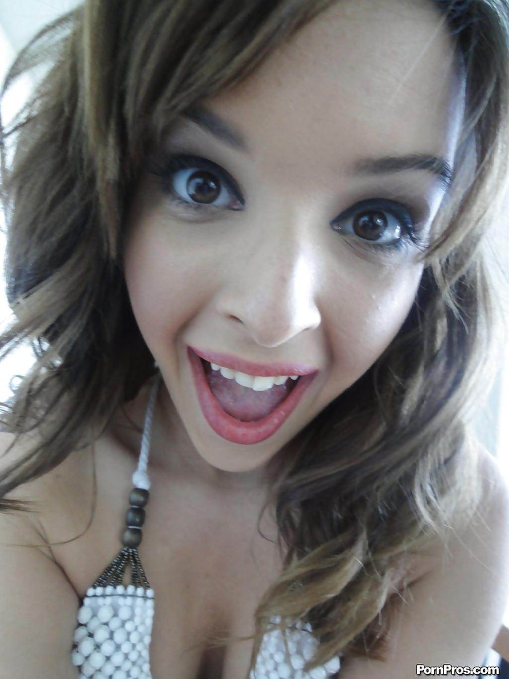 Brunette Teen Jaslene Jade Does Self Shots