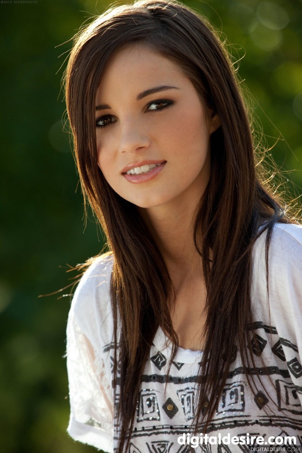 Alluring Babe Madison Morgan Shows Her Sweet Tits