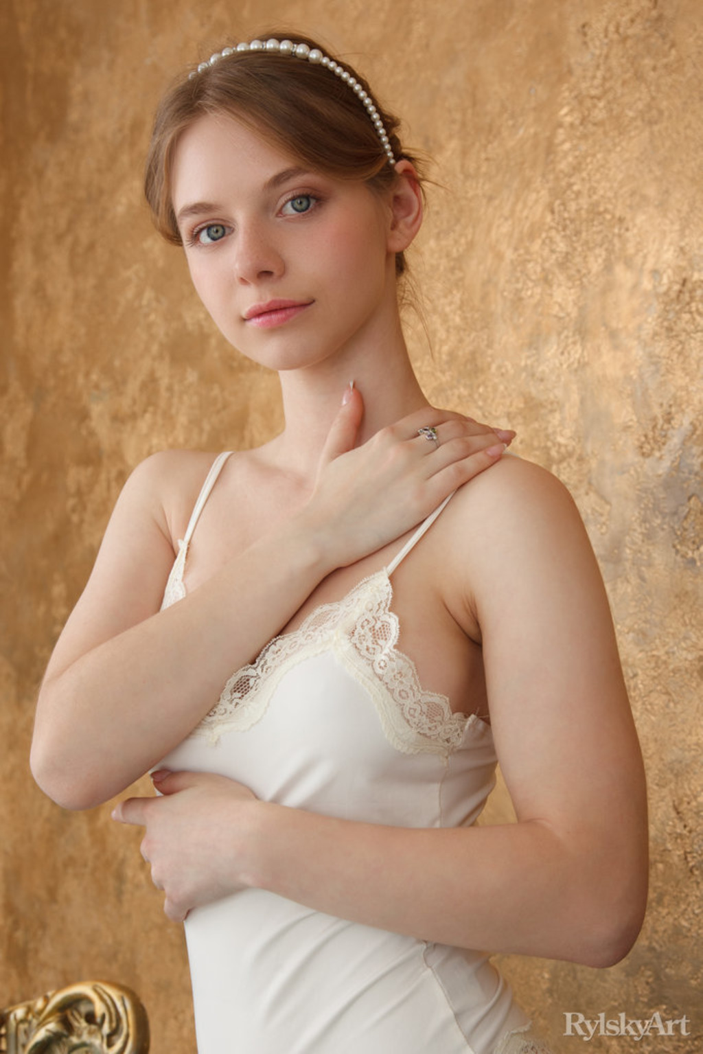 Young Beauty Siya Uncovers Her Full Breasts Before Showing